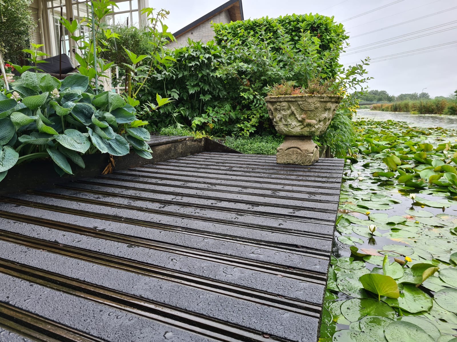 Antislip vlonderstroken in achtertuin — vlonderproject antislip door Vlonderhoud Antislip vlonderstroken in achtertuin — vlonderproject antislip door Vlonderhoud