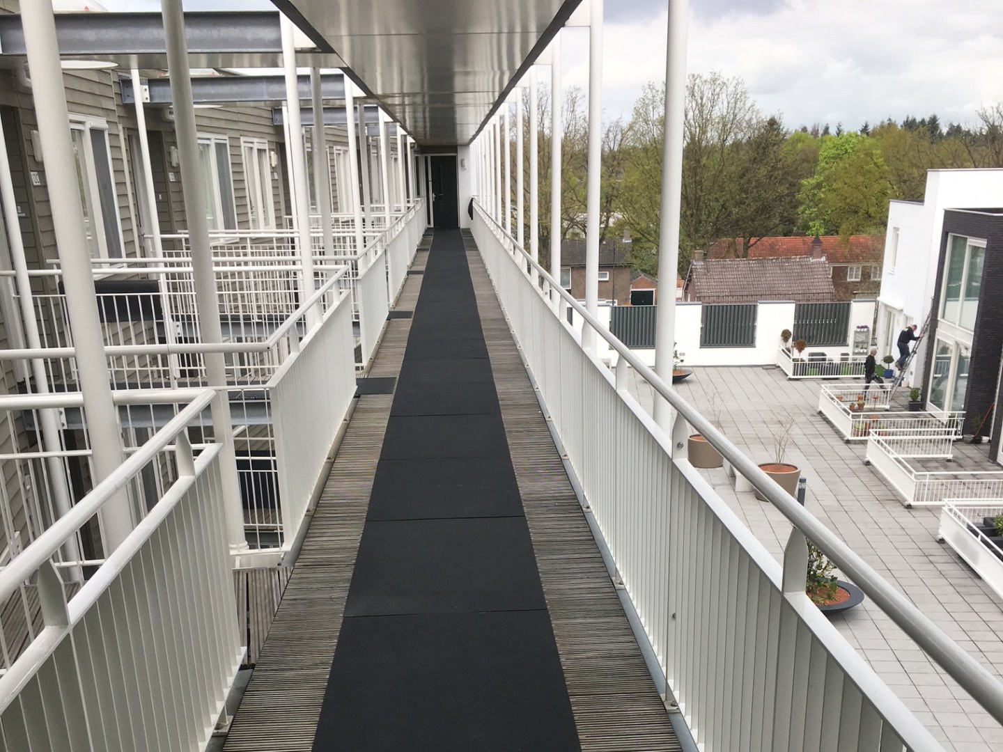 Antislip platen woningbouwcomplex Son en Breugel — vlonderproject antislip door Vlonderhoud Antislip platen woningbouwcomplex Son en Breugel — vlonderproject antislip door Vlonderhoud