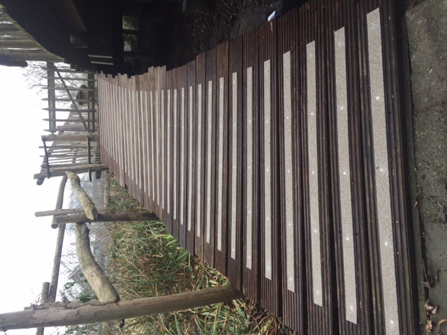 Antislip platen loopbrug bij woningen — vlonderproject antislip door Vlonderhoud Antislip platen loopbrug bij woningen — vlonderproject antislip door Vlonderhoud