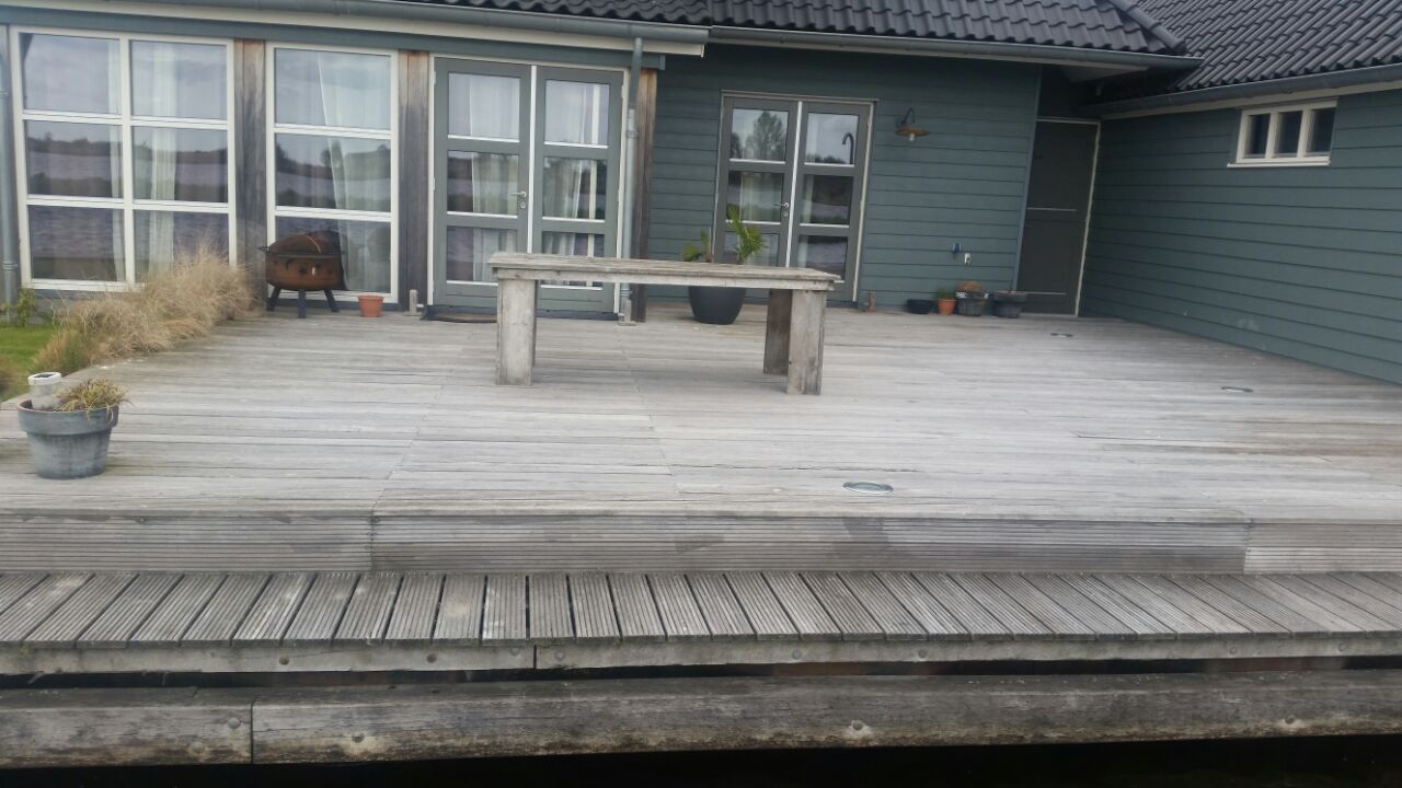 Schoonmaken van vlonder in achtertuin — foto 2 van het vlonderproject door Vlonderhoud Schoonmaken van vlonder in achtertuin — foto 2 van het vlonderproject door Vlonderhoud