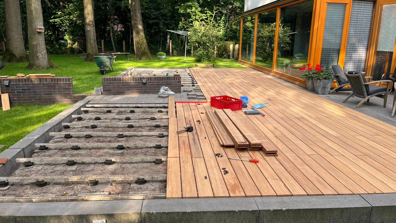 Vlonder laten plaatsen door Vlonderhoud Bamboe vlonder in aanbouw op een verstelbare onderconstructie in een achtertuin — vlonder laten plaatsen