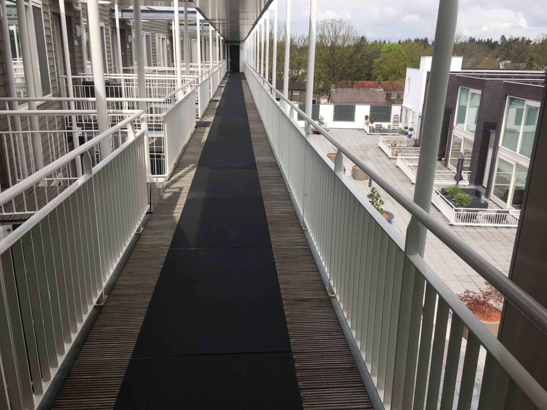 Antislip platen woningbouwcomplex Son en Breugel — foto 2 van het vlonderproject door Vlonderhoud Antislip platen woningbouwcomplex Son en Breugel — foto 2 van het vlonderproject door Vlonderhoud