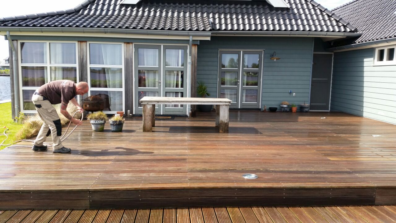 Schoonmaken van vlonder in achtertuin — vlonderproject Schoonmaken door Vlonderhoud Schoonmaken van vlonder in achtertuin — vlonderproject Schoonmaken door Vlonderhoud