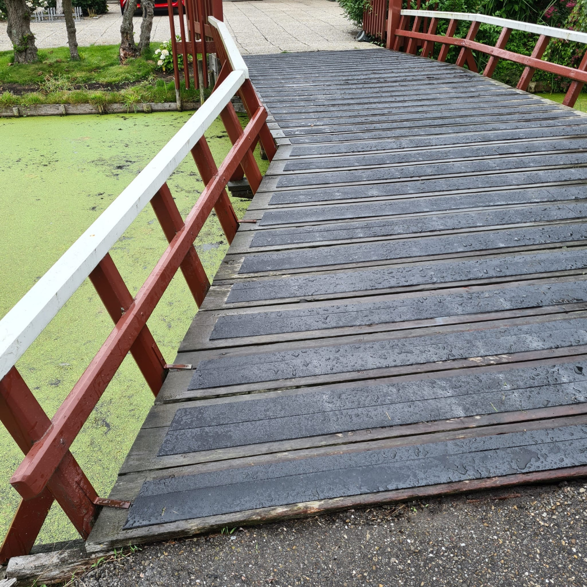 Antislip vlonderstroken op brug in Stolwijk — foto 2 van het vlonderproject door Vlonderhoud Antislip vlonderstroken op brug in Stolwijk — foto 2 van het vlonderproject door Vlonderhoud