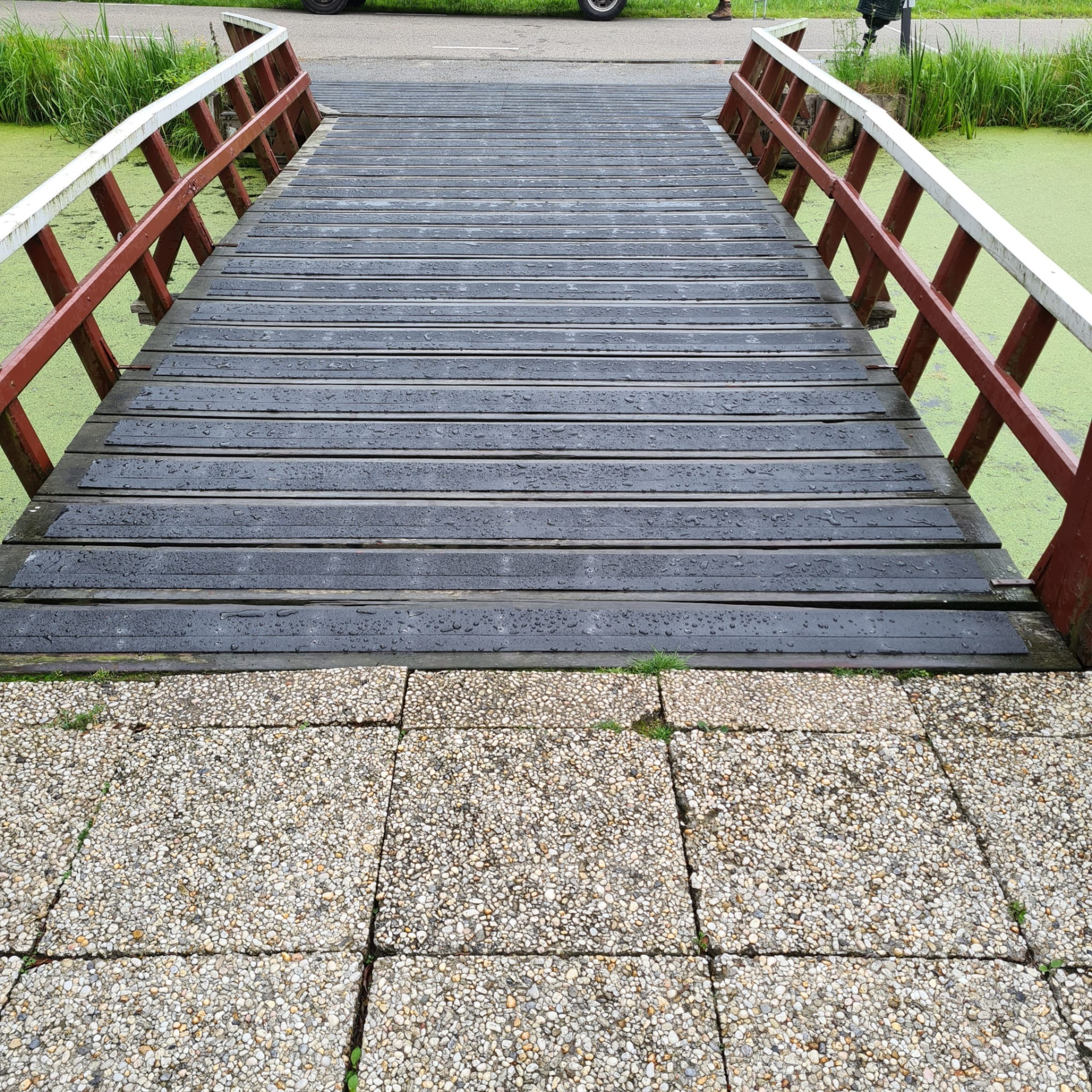 Antislip vlonderstroken op brug in Stolwijk — foto 3 van het vlonderproject door Vlonderhoud Antislip vlonderstroken op brug in Stolwijk — foto 3 van het vlonderproject door Vlonderhoud