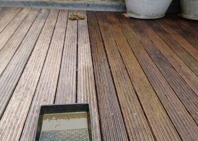 Oliën van vlonder op balkon