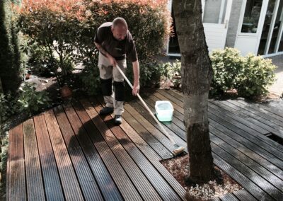 Schoonmaken van vlonder in achtertuin