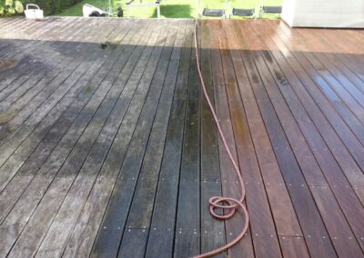 Schoonmaken van vlonder in achtertuin
