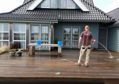 Schoonmaken van vlonder in achtertuin