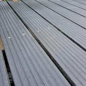 Toegepaste NanoGrip antislip coating op houten vlonder – verhoogde veiligheid en grip – Vlonderhoud