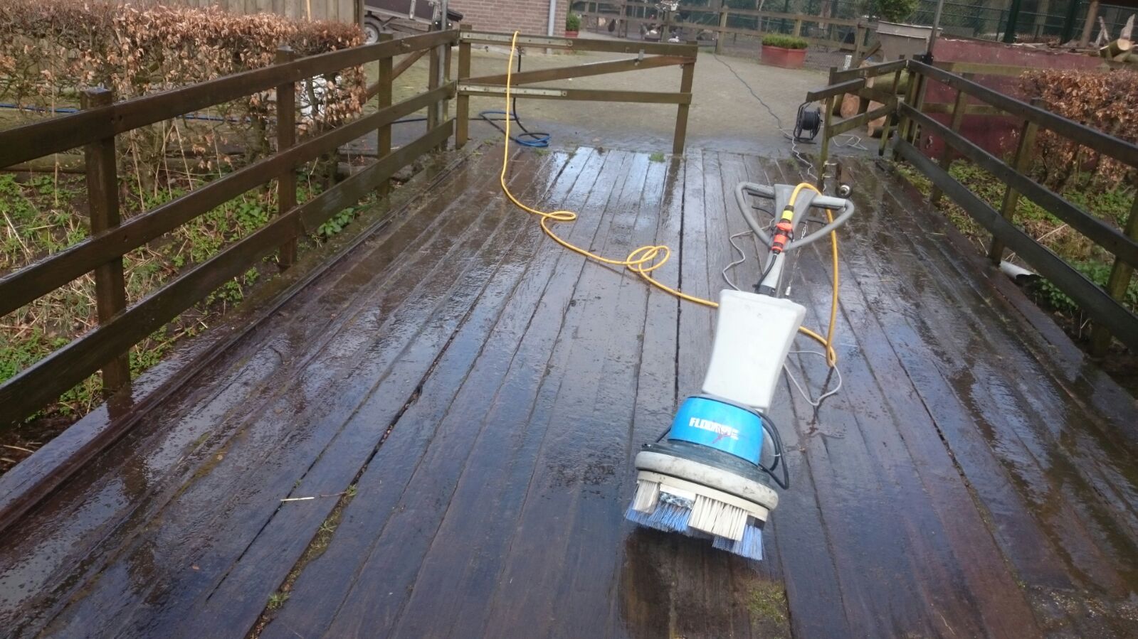 Vlonder reinigen met machine voor een stralend schoon terras Machine reinigt houten vlonder met terrasreiniger voor een fris en schoon terras.