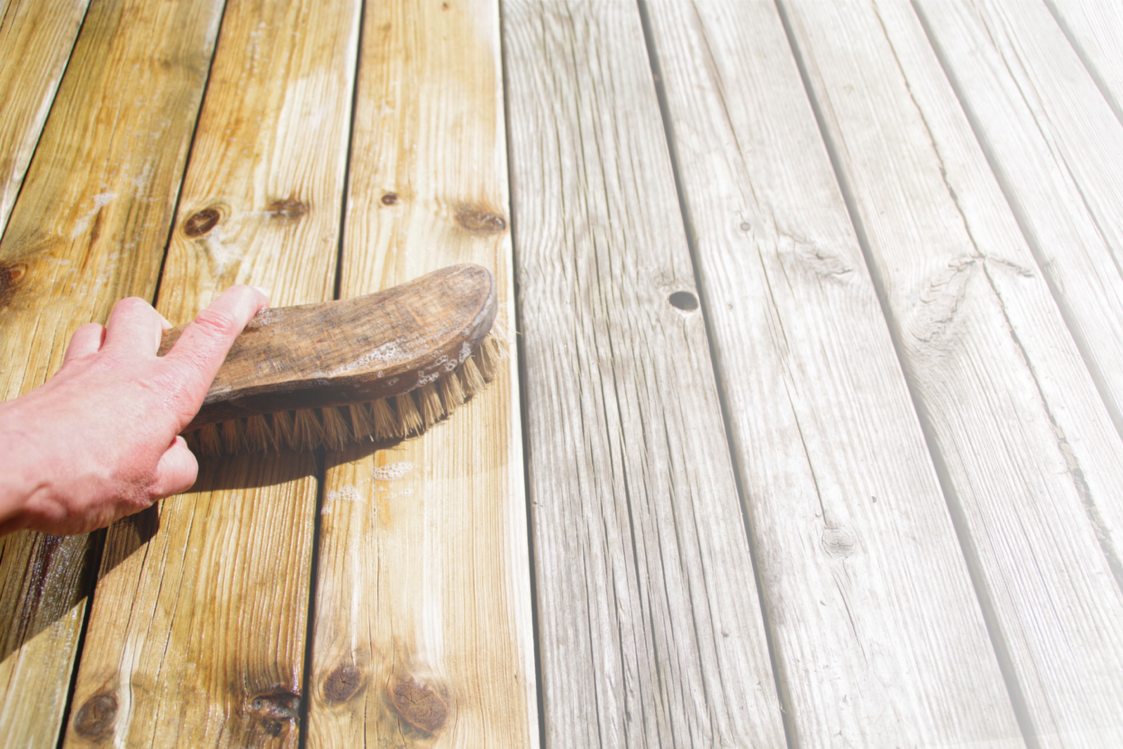 Handige vlonderaccessoires: handborstel voor schoonmaken vlonder Handborstel ligt op houten vlonder als voorbeeld van handige vlonderaccessoires voor onderhoud.