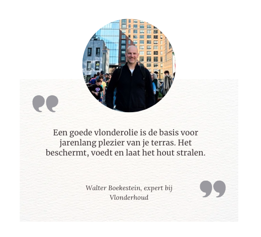 Quote van een expert over vlonderplanken olie met foto van een man in een stadse omgeving.