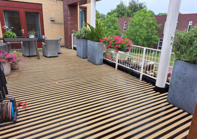 antislip vlonderstroken op terras zorgcomplex