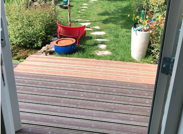 vlonder antislip maken Houten vlonder met groeven grenzend aan een tuinpad, ideaal om antislip te maken.